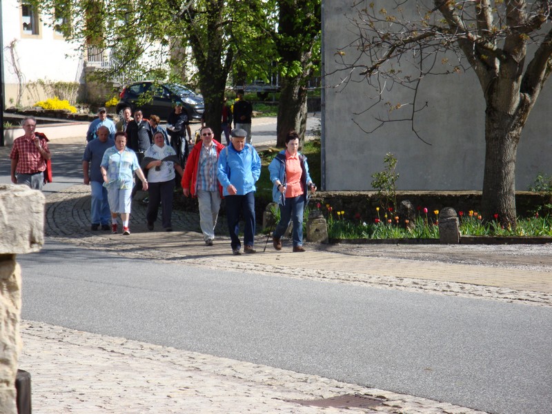 1. Mai Wanderung 2012 - Wanderer, die durch Wolfersheim laufen
